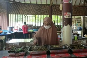 Menikmati Pepes Jambal H Dirja, Kuliner Legendaris di Karawang