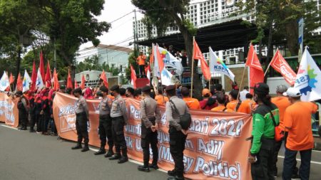 6 September Besok, Serikat Buruh Demo Serentak Tolak Kenaikan Harga BBM Ratusan buruh yang menggelar aksi demonstrasi di depan kantor KPU sebagai peringatan Hari Buruh Sedunia (1/5/2022). (Foto: Istimewa)