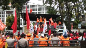 Suarakan 18 Tuntutan, Hari Ini Puluhan Buruh Unjuk Rasa di Gedung DPR RI