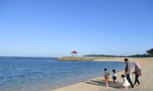 Antusias Melihat Birunya Air Laut Pantai, Presiden Ajak Empat Cucu Nikmati Nusa Dua Bali