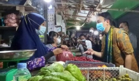 Membayar dengan Non-tunai, Wamendag Berbelanja Cabai Merah di Pasar Digital Kota Pangkalpinang