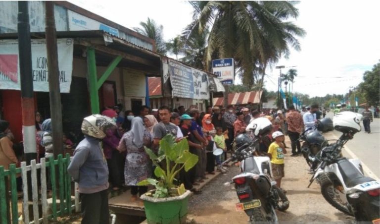 Ingin Melihat Wapres, Ratusan Warga Desa Wawoluri Padati Kawasan Helipad