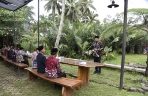 Dengan Suasana Wisata Alam dan Kuliner Salak, Tujuh Pasang Pengantin Ikuti Nikah Massal di Sleman