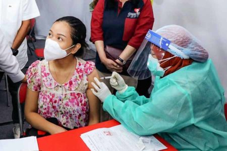 Presiden Jokowi Minta Menkes Pantau Detail Perkembangan Covid-19 Vaksinasi Covid-19
