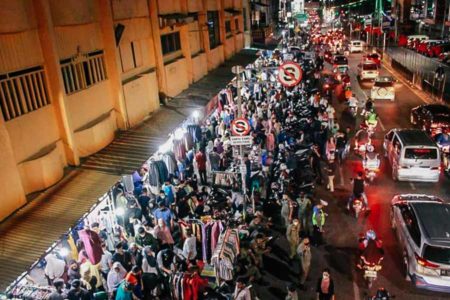 Malam Idul Fitri, Toko Pakaian di Jl Imam Bonjol Bandar Lampung Kebanjiran Pembeli