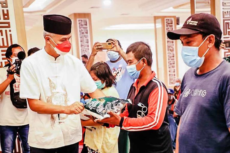 Malam Takbiran, Ganjar Bagikan 1.500 Zakat Fitrah di Semarang