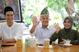 Open House Virtual pakai Peci Kapal Tapis, Ganjar Berikan Laptop untuk Calon Penulis dari Padang