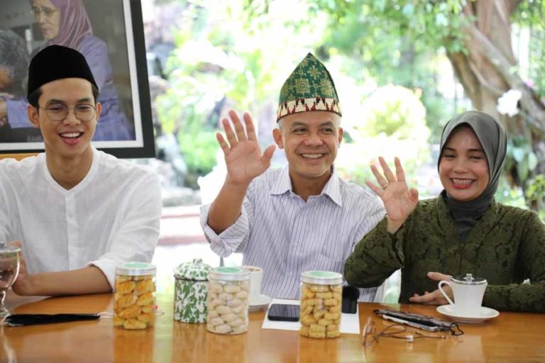 Open House Virtual pakai Peci Kapal Tapis, Ganjar Berikan Laptop untuk Calon Penulis dari Padang