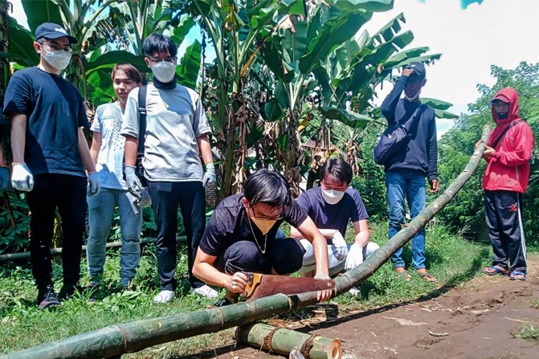 Kolaborasi Mahasiswa UK Petra bareng Sahabat Bambu Ciptakan Sekala di Mojotrisno