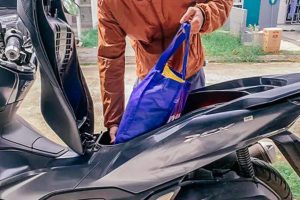 Kembali Beraktivitas di Jalan, Simak 5 Tips Membawa Barang dengan Motor
