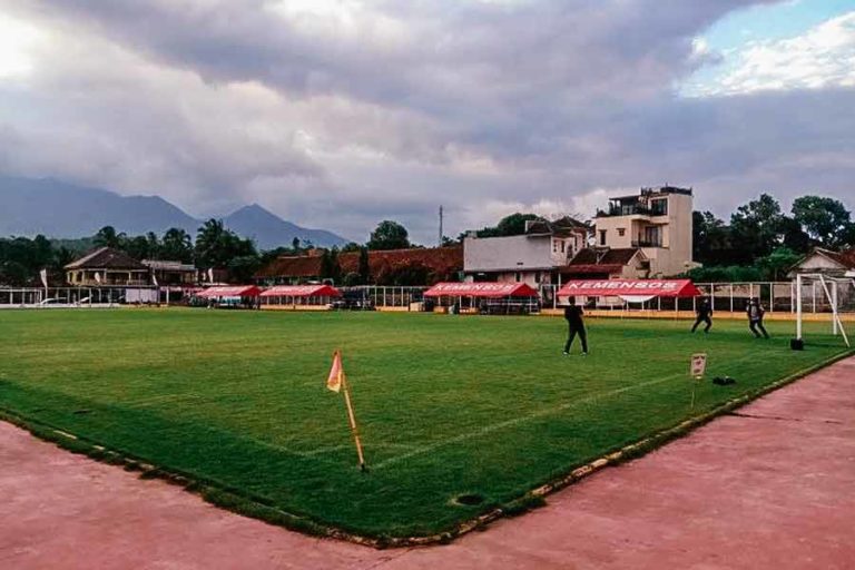 Wow, Lahan Sampah di Desa Cisayong ini Disulap jadi Lapangan Bola Kelas Dunia