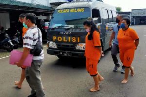 Polisi Serahkan 3 Tersangka Jaksa Gadungan ke Kejaksaan Negeri Kabupaten Malang
