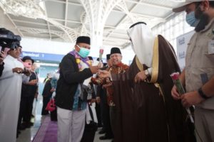Sampai di Bandara Madinah, Jamaah Haji Kloter 1 Disambut dengan Bunga