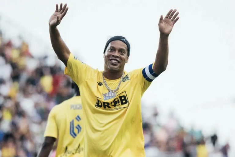 Siap-Siap! Ronaldinho Akan Lawan Arema FC dan Persik Kediri di Stadion Kanjuruhan