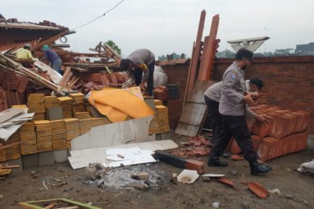 Sejumlah Bangunan dan Rumah di Pare Rusak Akibat Angin Kencang