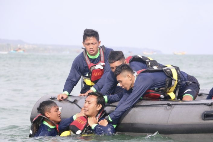 Bersama Basarnas, Bandara Ngurah Rai Gelar Latihan Simulasi Water Rescue