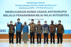 Pertama di Lingkungan Badan Usaha, KPK Beri Rompi Biru Cegah Korupsi ke PLN
