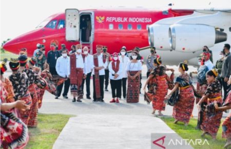 Disambut Pengalungan Kain Tenun Khas, Berikut Jadual Presiden RI Selama di Sumba Timur