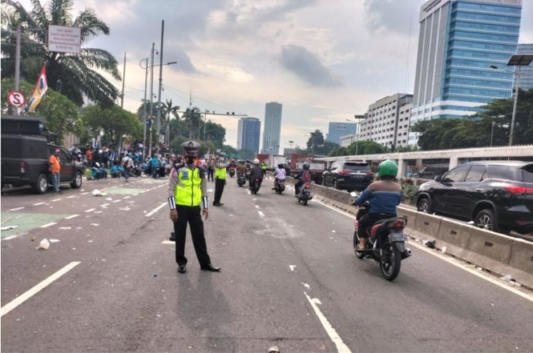 Berjalan Kaki, Ribuan Buruh Tinggalkan Lokasi Gedung DPR MPR RI