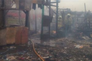 Tumpukan Sampah Akibatkan Bangunan Semi Permanen di Cilincing Terbakar