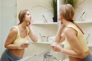 Berikut Produk Kosmetik yang Wajib Dihindari Ibu Hamil Saat Memilih Skincare