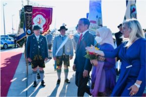 Disambut Pasukan Berpakaian Adat Bavaria, Presiden Jokowi dan Ibu Negara Tiba di Jerman