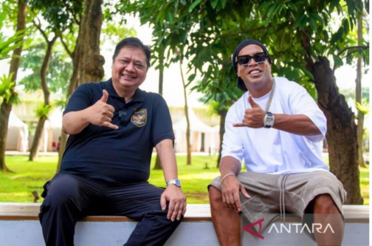 Penuh Keakraban, Ronaldinho dan Airlangga Hartarto Lakukan Perbincangan Santai