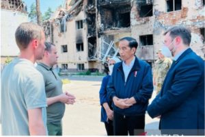 Didampingi Wali Kota dan Deputi Kota Irpin, Jokowi Datangi Runtuhan Mall di Ukraina