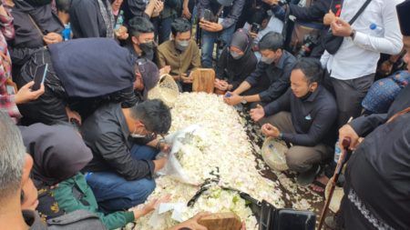 Ridwan Kamil Lepas Eril ke Liang Kubur, Ananda Emmeril Telah Selesai Tugasnya di Dunia dengan Paripurna