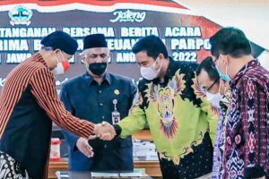 Ganjar Serahkan Bantuan Keuangan Total Rp 20 Miliar pada 9 Parpol