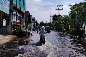 Hujan Deras 4 Jam Lebih, Sebagian Wilayah Kota Surabaya Banjir hingga Setengah Meter