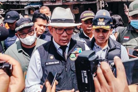Tinjau Polsek Astanaanyar, Ridwan Kamil: Masyarakat Mohon Tetap Tenang