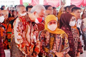 Gubernur Jawa Tengah Ganjar Pranowo bersama Gubernur Jawa Timur Khofifah Indar Parawansa