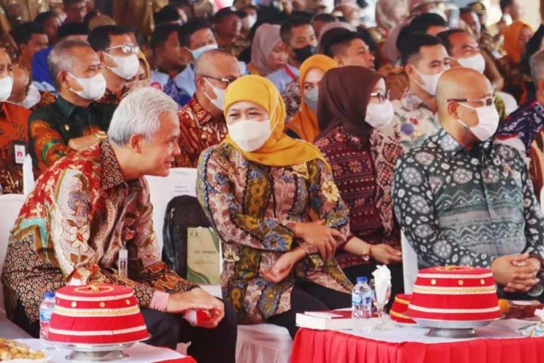 Gubernur Jawa Tengah Ganjar Pranowo bersama Gubernur Jawa Timur Khofifah Indar Parawansa