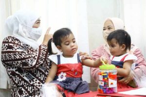 Sambang Kembar Siam Annaya-Innaya, Gubernur Khofifah Puji Kinerja Tim Operasi RSUD dr Soetomo