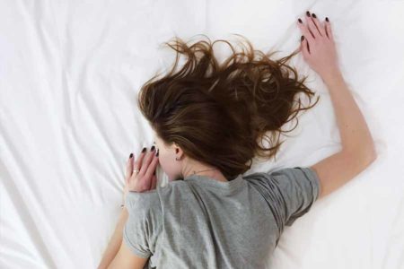 Umur yang berbeda memiliki kebutuhan waktu tidur yang berbeda pula. (foto: Vladislav Muslakov, unsplash)