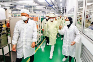 Kunjungi Pabrik Pintar Schneider Electric di Batam, Menkominfo: Peran Pusat Data Semakin Krusial