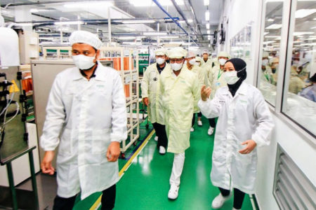 Kunjungi Pabrik Pintar Schneider Electric di Batam, Menkominfo: Peran Pusat Data Semakin Krusial