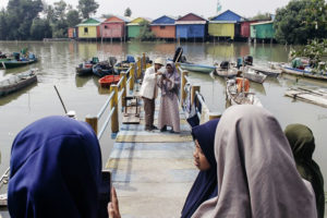Dukung Penguatan Potensi Daerah, Mahasiswa Stikosa-AWS Ngonten Bareng Warga di Wisata Bahari Sontoh Laut