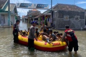 Polres Probolinggo Bantu Evakuasi Warga Terdampak Banjir Rob