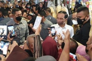Presiden Jokowi ke Pasar Peterongan Semarang, Warga Sambut dengan Meriah