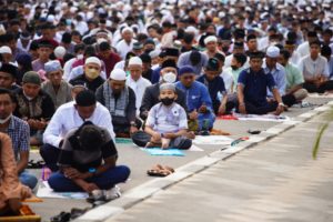 Berjalan Khidmat dan Tertib, Ribuan Jamaah Salat Idul Adha Penuhi Lapangan Rahadi Usman