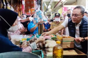 Melihat Langsung Ketersediaan Migor, Mendag Kunjungi Pasar Ciracas Jaktim