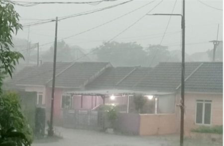 Ketinggian Capai 1,2 Meter, Perumahan Bumi Pesanggrahan Indah (BPI) di Desa Cilebut Barat Terendam Banjir