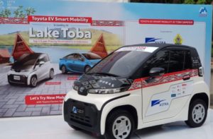 Disiapkan Guna Mengedukasi dan Membentuk Ekosistem, Turis di Danau Toba Mencoba Mobil Listrik