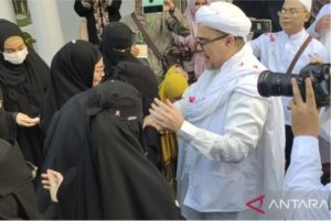Tiba di Kediaman, Keluarga Sambut Habib Rizieq