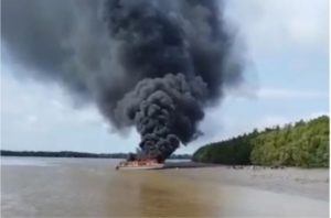 Menunggu Datangnya Bantuan, Perahu Motor Cepat di Kalimantan Utara, Terbakar