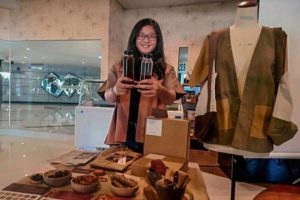 Manfaatkan Ampas Kopi, Mahasiswa UK Petra Ciptakan 25 Warna Kain