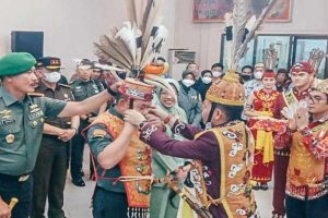 Sekjen PDIP dan Kasad dapat Gelar Kehormatan Dewan Adat Dayak Kalteng