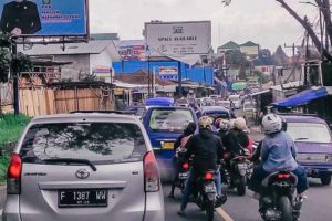 Cegah Kemacetan, Petugas Berlakukan Sestem Satu Arah di Puncak-Cianjur